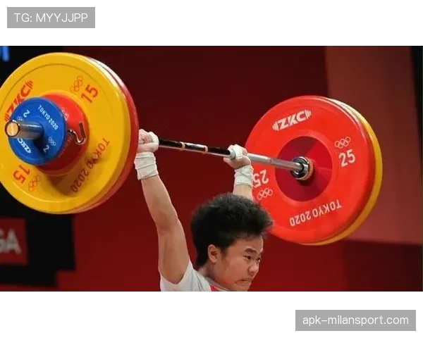 侯志慧下机场，冠军气场把我压扁了——她手里那个包我一个月工资换不到