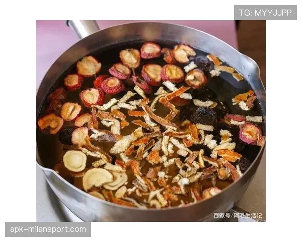 王昶家冰箱里塞满蛋白粉,连饮料都是按克称着喝的 王昶家冰箱里塞满蛋白粉,连饮料都是按克称着喝的